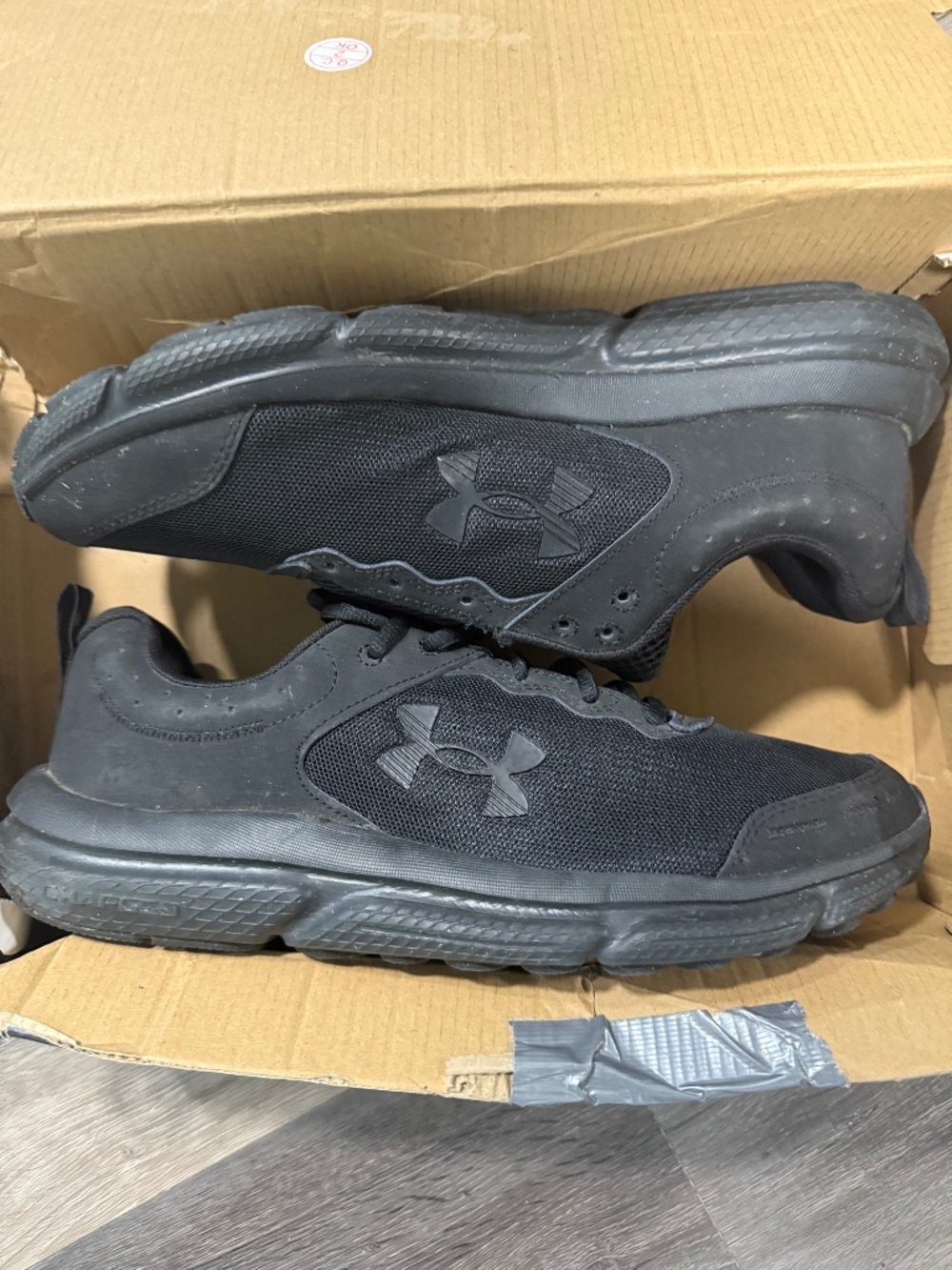 Under amor shoes ( brand new)